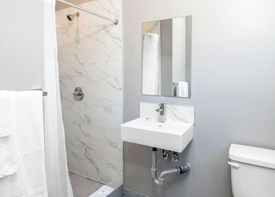 Separate tub and shower, towels