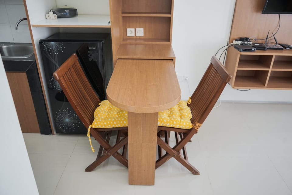Fridge, stovetop, cookware/dishes/utensils, dining tables