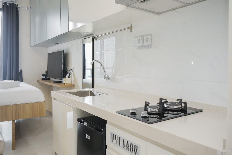 Fridge, stovetop, electric kettle, cookware/dishes/utensils