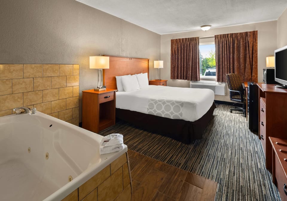 Suite, 1 King Bed, Non Smoking | Desk, WiFi (free), bed sheets