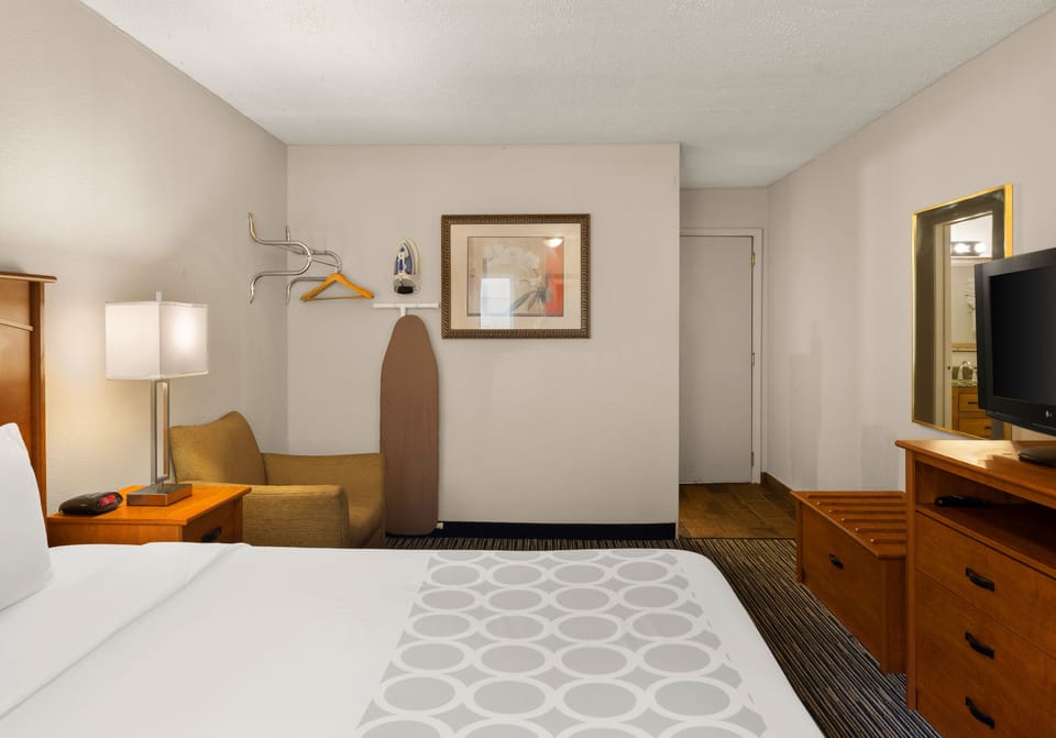 One King Non-Smoking | Desk, WiFi (free), bed sheets