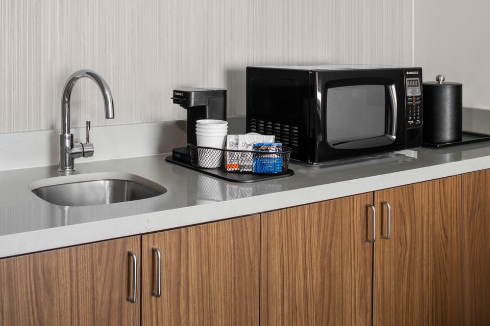 Suite, 1 Bedroom | Private kitchenette | Mini-fridge, microwave, coffee/tea maker