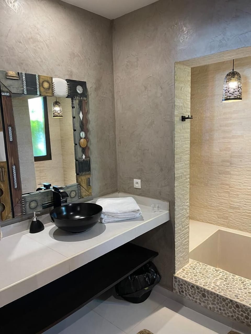 Suite Africana | Bathroom | Shower, rainfall showerhead, free toiletries, towels