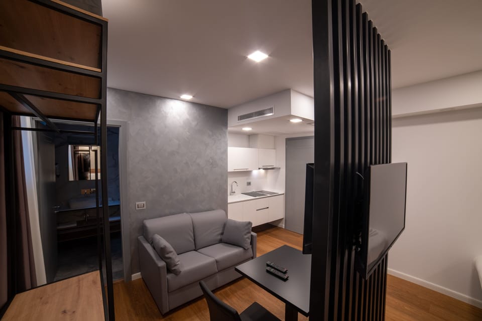 Deluxe Studio | Down comforters, minibar, in-room safe, desk
