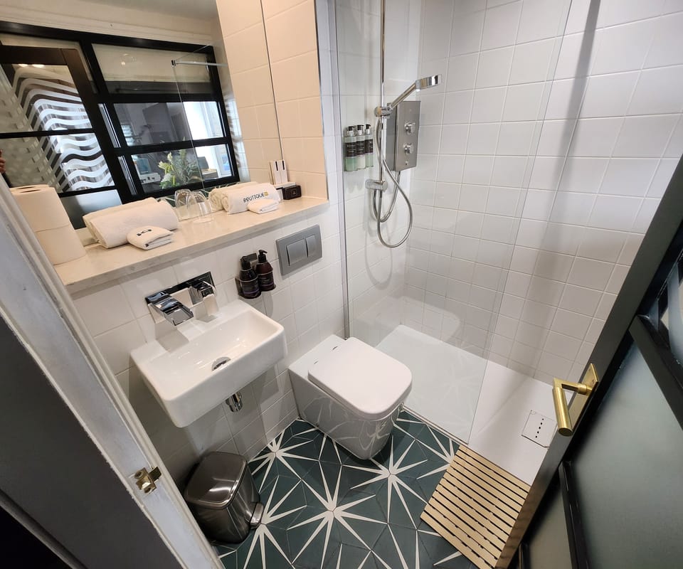 Luxury Room | Bathroom | Shower, towels