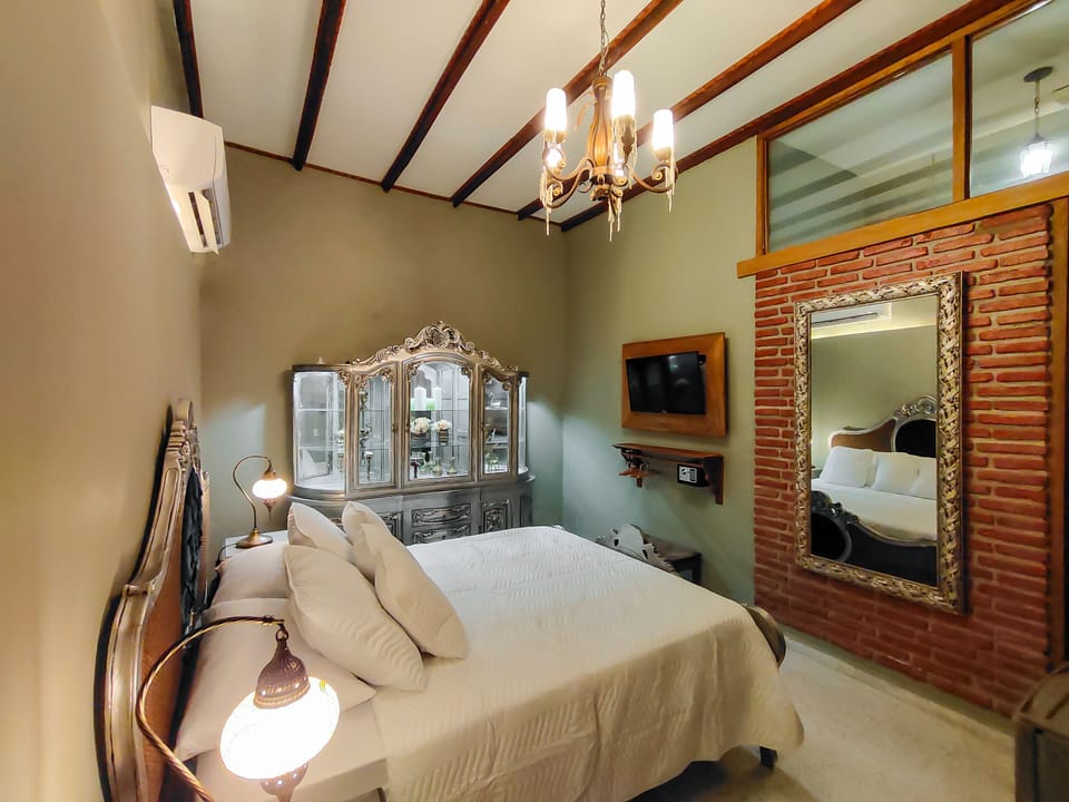 Deluxe Room, 1 Queen Bed | Hypo-allergenic bedding, minibar, free WiFi, bed sheets