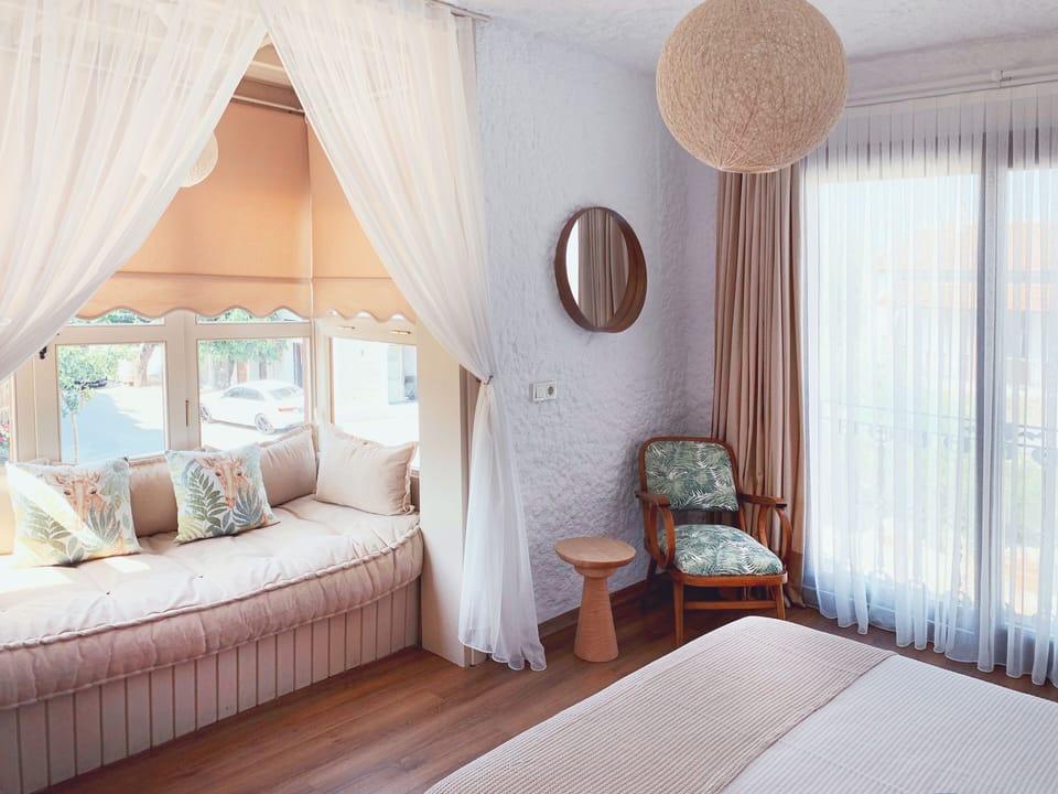 Deluxe Room | Memory foam beds, minibar, iron/ironing board, free WiFi
