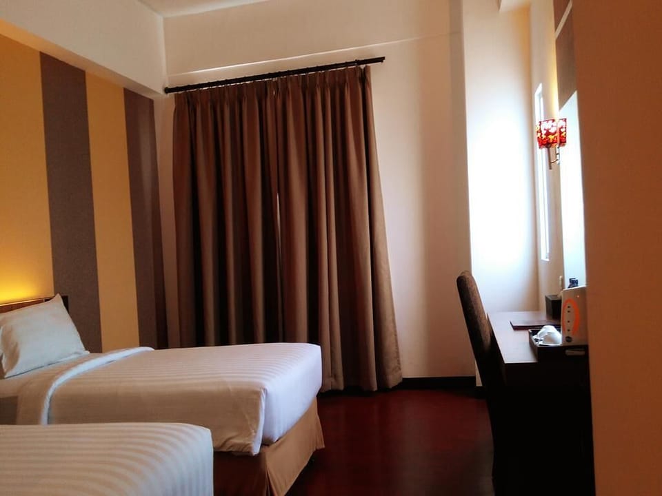 Minibar, in-room safe, WiFi (free), bed sheets