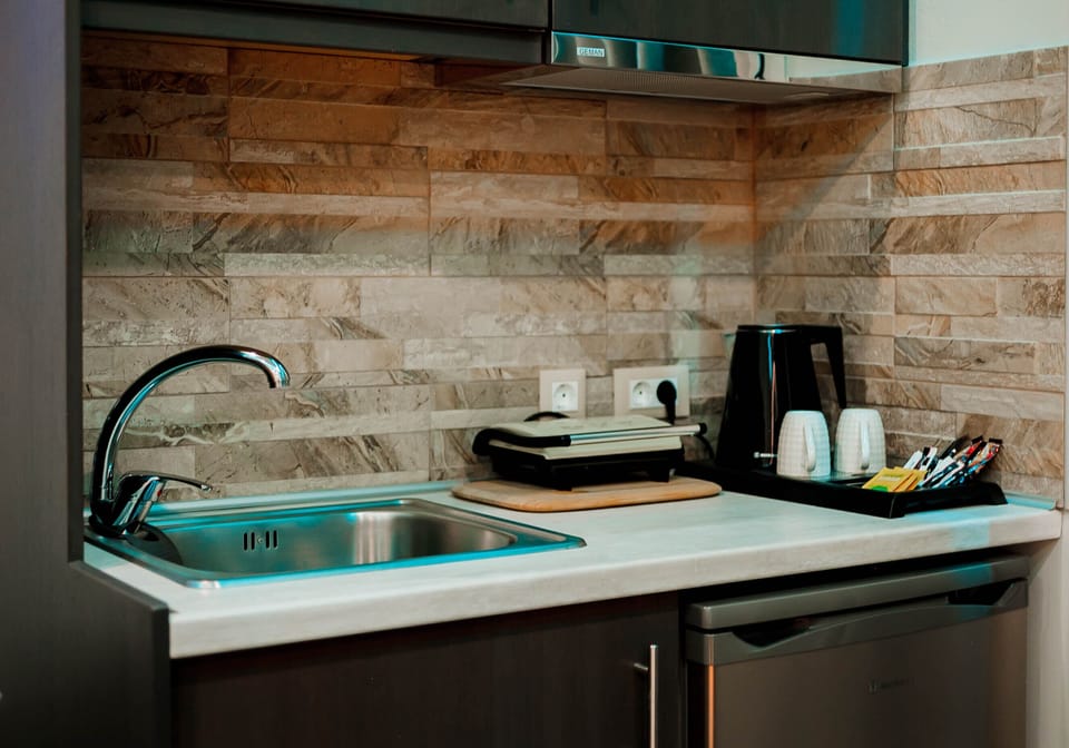 Deluxe Double Room, 1 King Bed, City View | Private kitchen | Mini-fridge, electric kettle