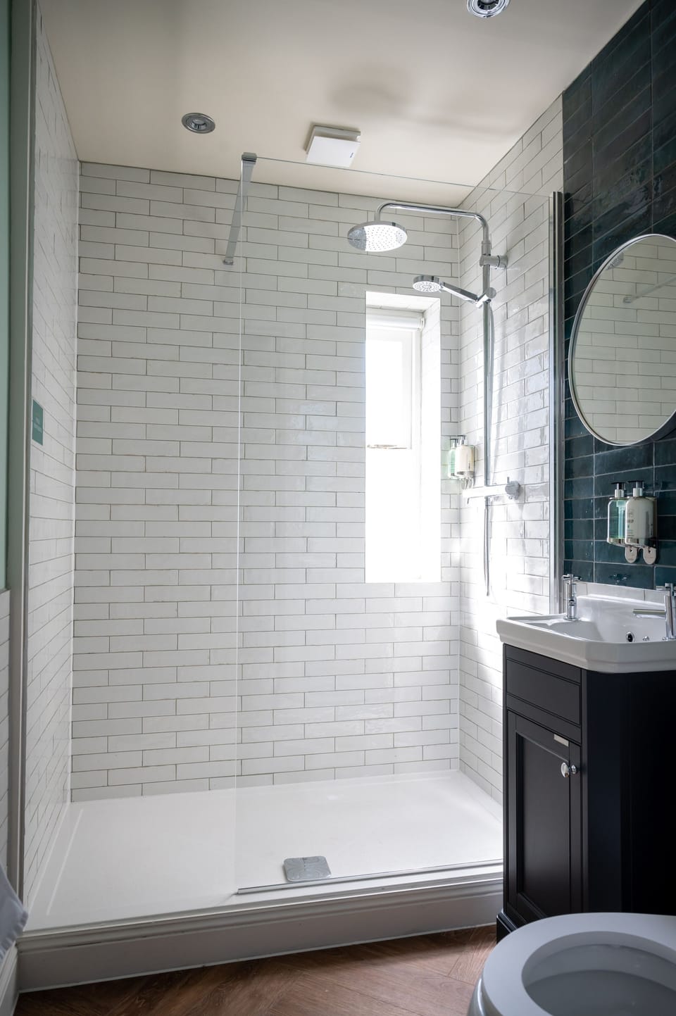 Combined shower/tub, towels