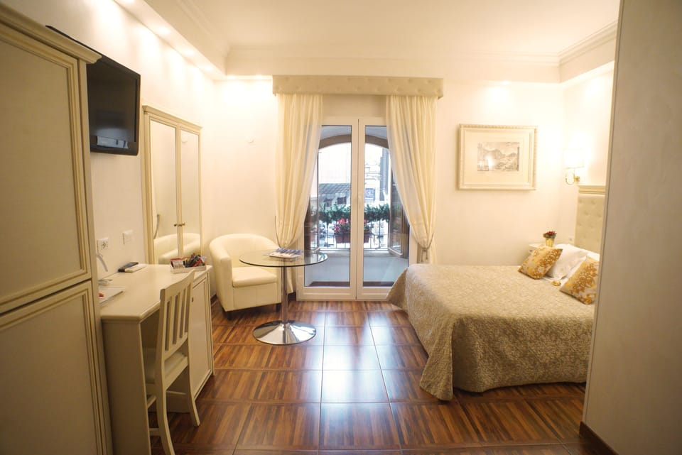 Family Room | Minibar (some free items), in-room safe, desk, soundproofing