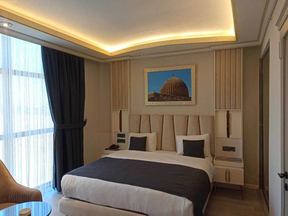Premium bedding, minibar, desk, soundproofing