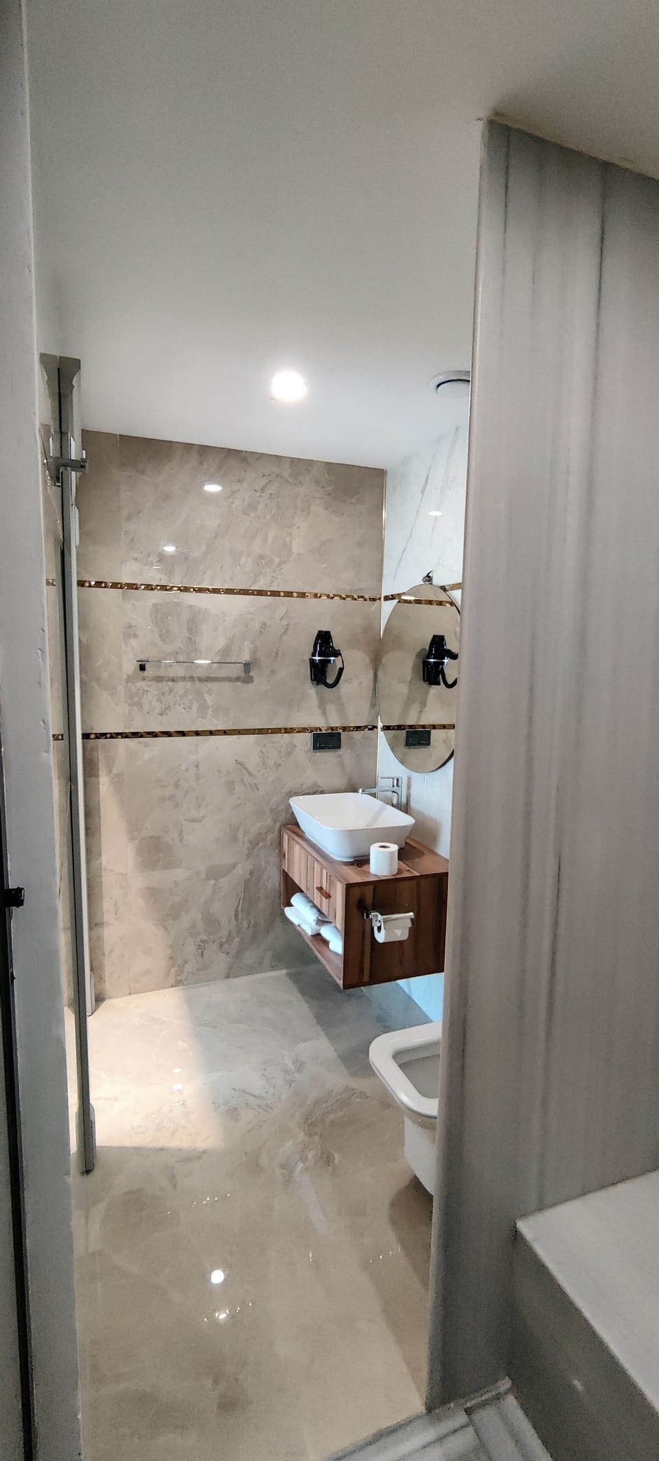 Deluxe Double Room | Bathroom | Hair dryer, towels, soap, shampoo