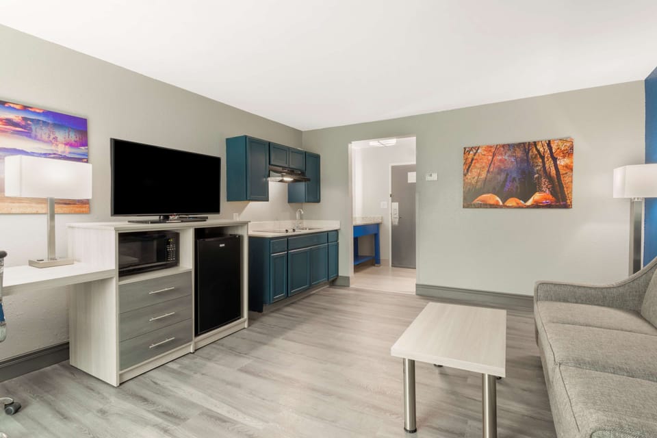 Suite, 1 King Bed, Non Smoking, Kitchenette (with Sofabed) | Private kitchenette | Fridge, microwave, coffee/tea maker