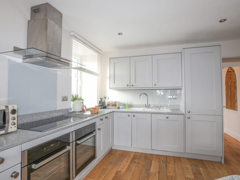 Cottage | Private kitchen | Fridge, microwave, dishwasher, electric kettle