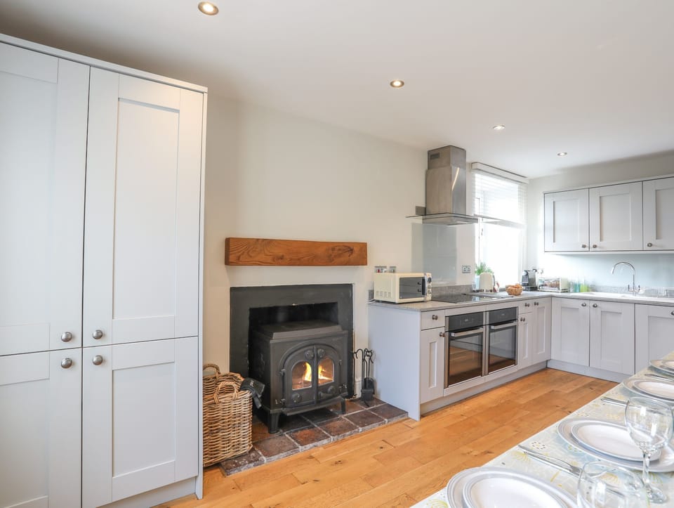 Cottage | Private kitchen | Fridge, microwave, dishwasher, electric kettle