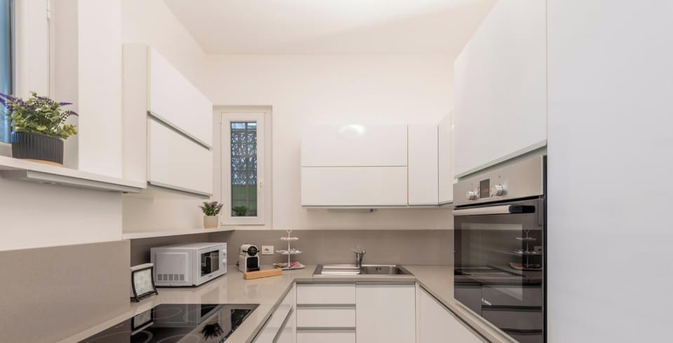 Suite Michelangelo 2 ( Via Boccaccio 27 ) | Private kitchen | Fridge, microwave, espresso maker, coffee/tea maker