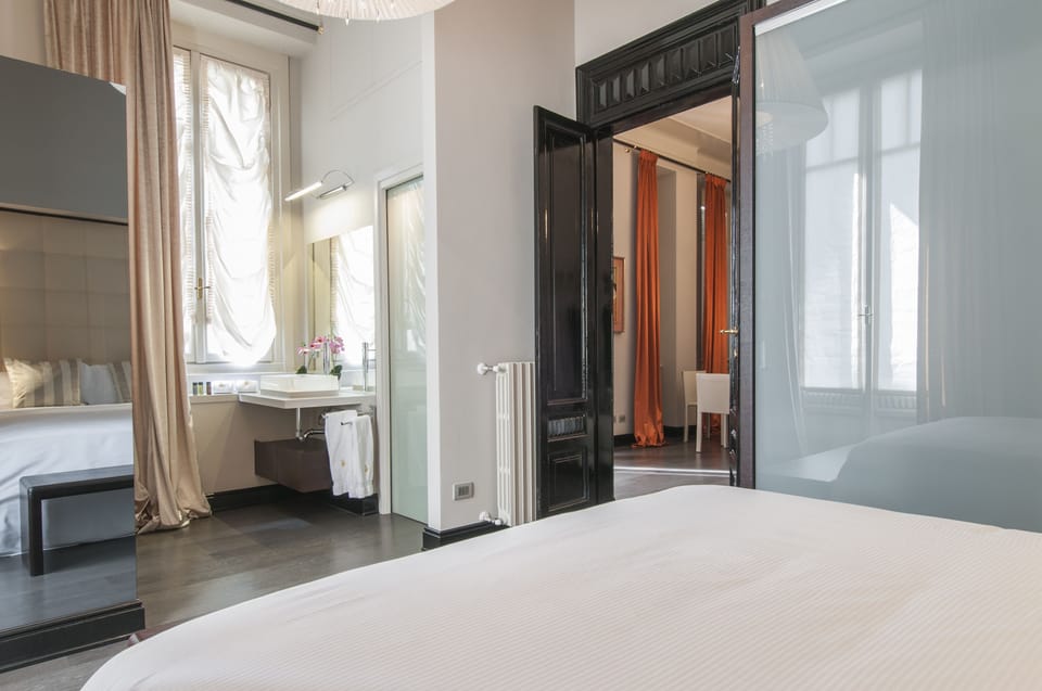 Suite Mozart ( Via Carducci 5) | Premium bedding, down comforters, minibar, in-room safe