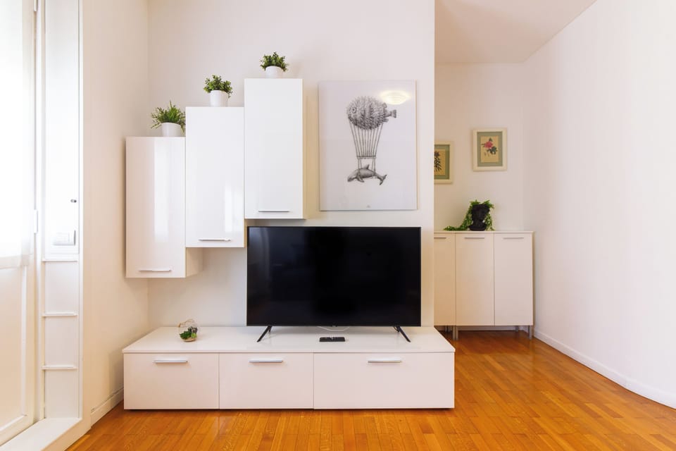 SUITE PUCCINI 4 | Living area | 43-inch LCD TV with satellite channels, TV, Netflix