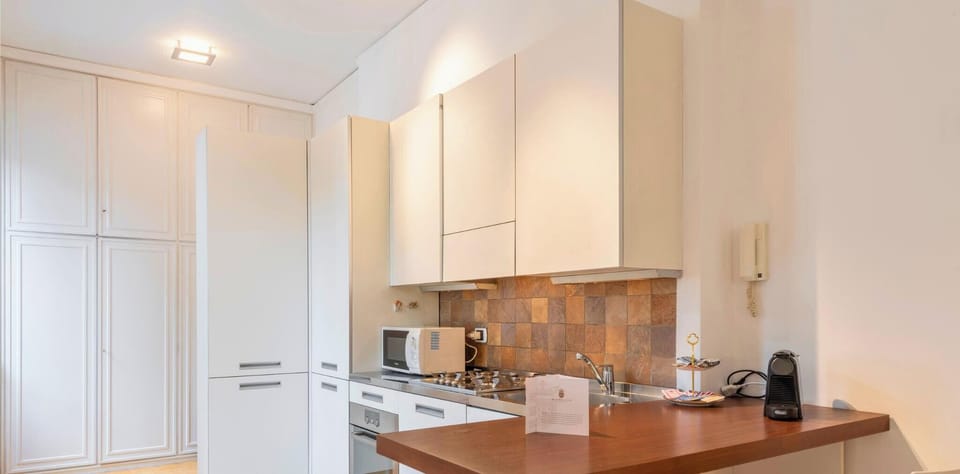 Suite Michelangelo ( Via Saffi 15 ) | Private kitchen | Fridge, microwave, espresso maker, coffee/tea maker