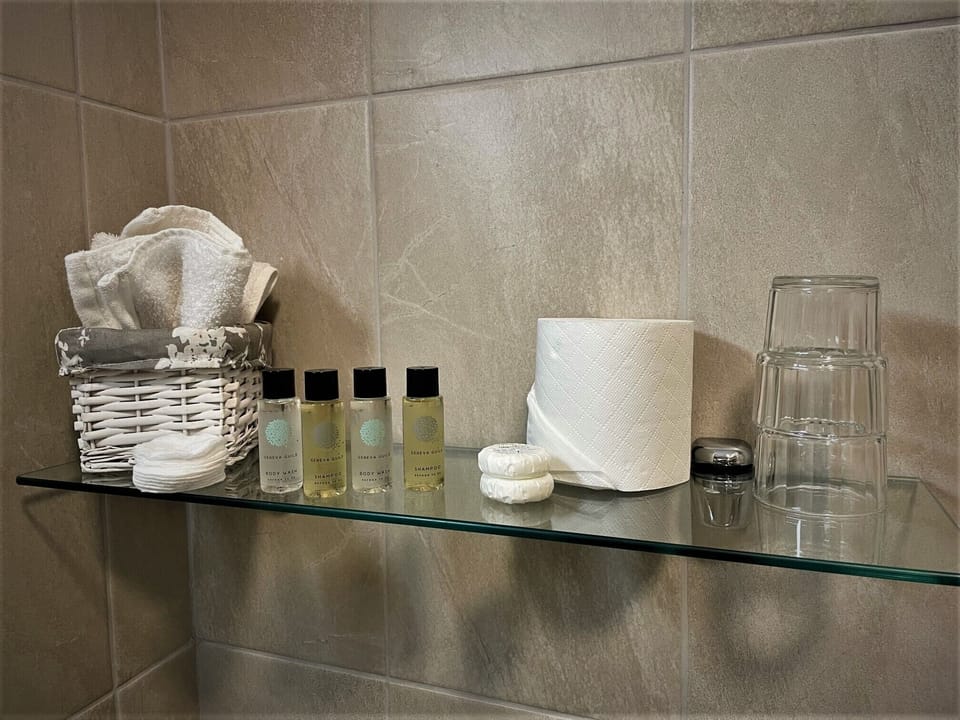 Comfort Triple Room | Bathroom | Shower, free toiletries, hair dryer, towels