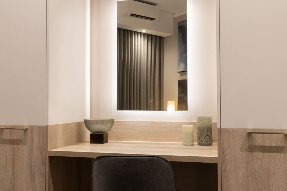 Business Apartment | Bathroom | Shower, rainfall showerhead, towels