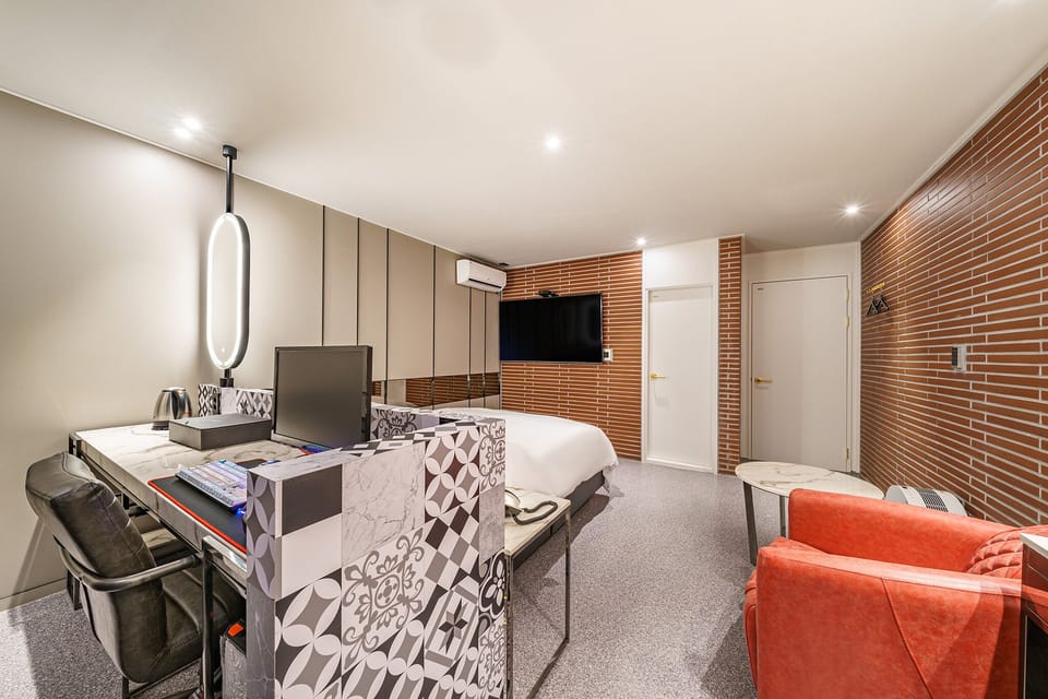 Premier 2 PC & Plus (Styler) | Premium bedding, down comforters, free WiFi, bed sheets