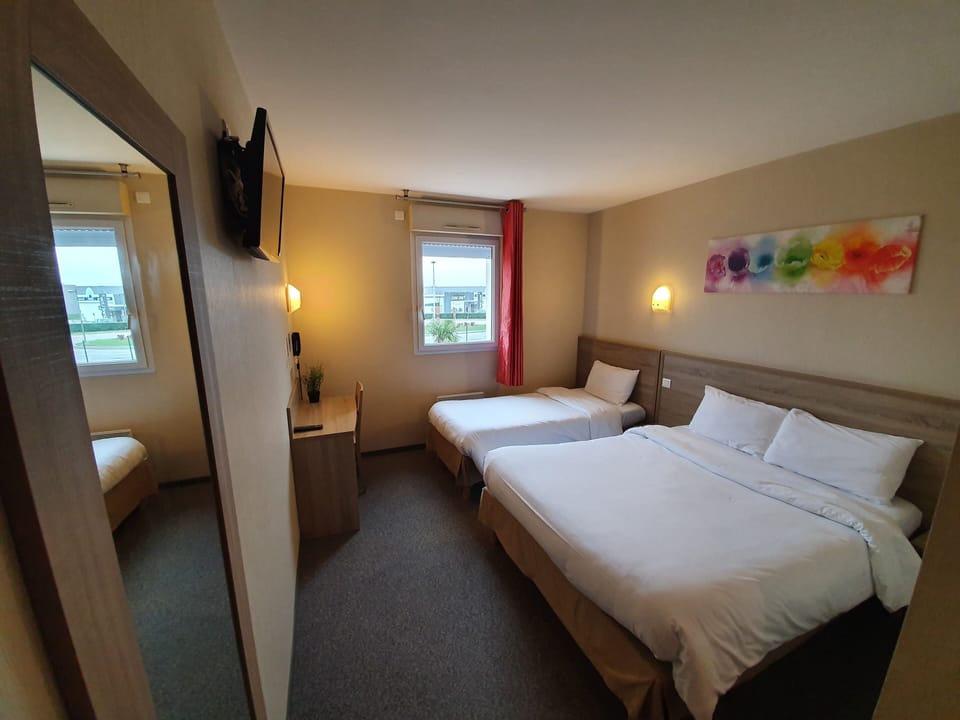 Standard Triple Room | Desk, soundproofing, free WiFi, bed sheets