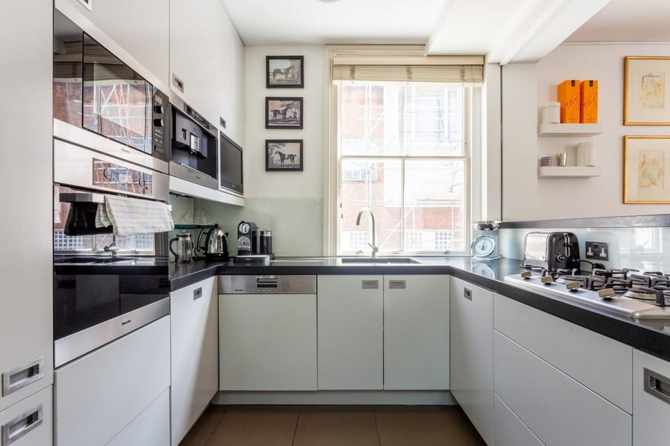 House (5 Bedrooms) | Private kitchen | Fridge, microwave, oven, highchair
