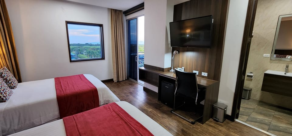 Premier Twin Room | Premium bedding, down comforters, pillowtop beds, in-room safe