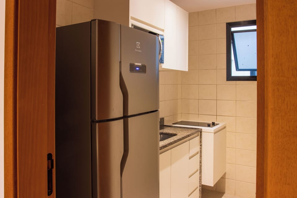 Comfort Plus - Vista Interna | Private kitchen | Fridge, microwave, espresso maker, cookware/dishes/utensils