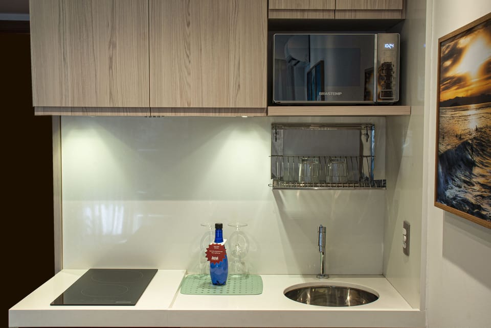 Deluxe Plus com Varanda | Private kitchen | Fridge, microwave, espresso maker, cookware/dishes/utensils