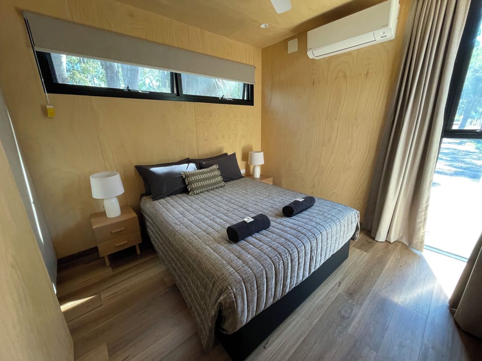 Deluxe Cabin, 1 Bedroom | Down comforters, bed sheets