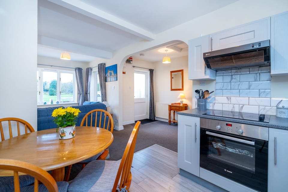 Cottage, Accessible, Ensuite (Cuckoo) | Shared kitchen
