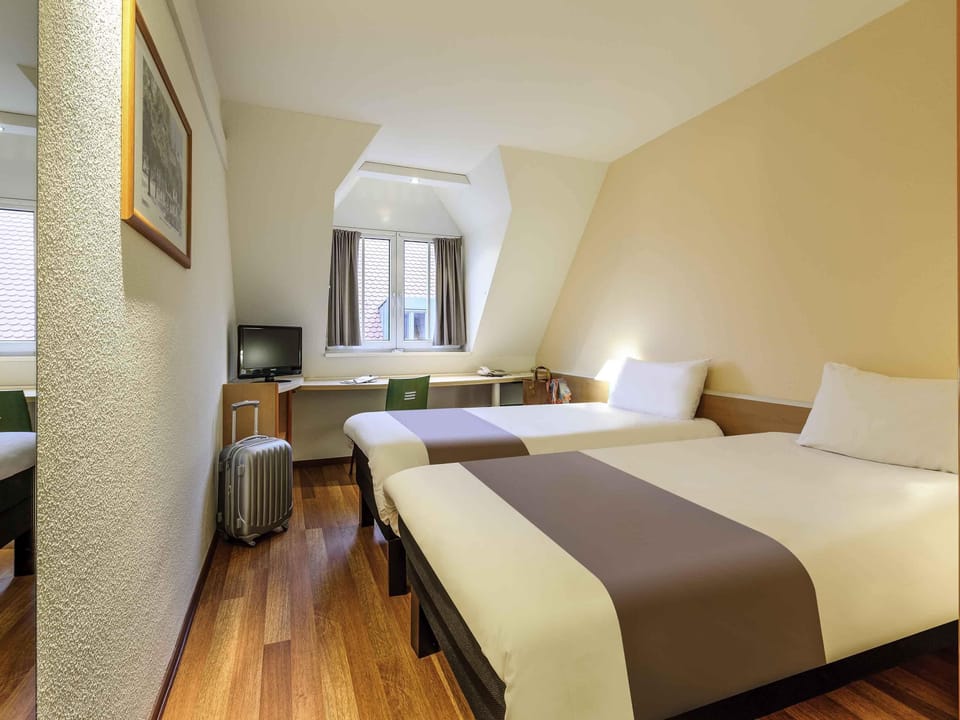 Standard Room, 2 Twin Beds | Hypo-allergenic bedding, in-room safe, desk, laptop workspace