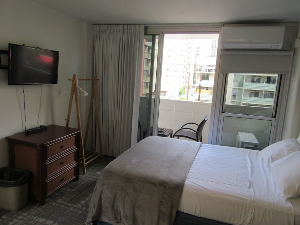 Economy Room, 1 Queen Bed | In-room safe, free WiFi