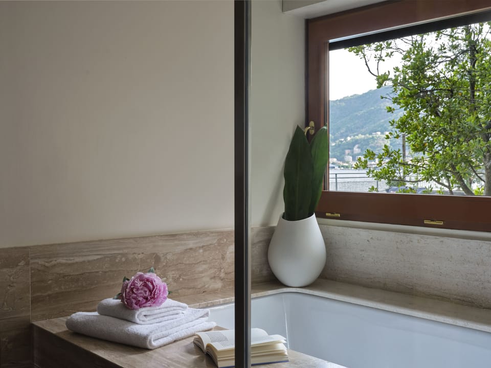 Gran Lago Suite 2 Bedrooms | Bathroom | Free toiletries, hair dryer, towels