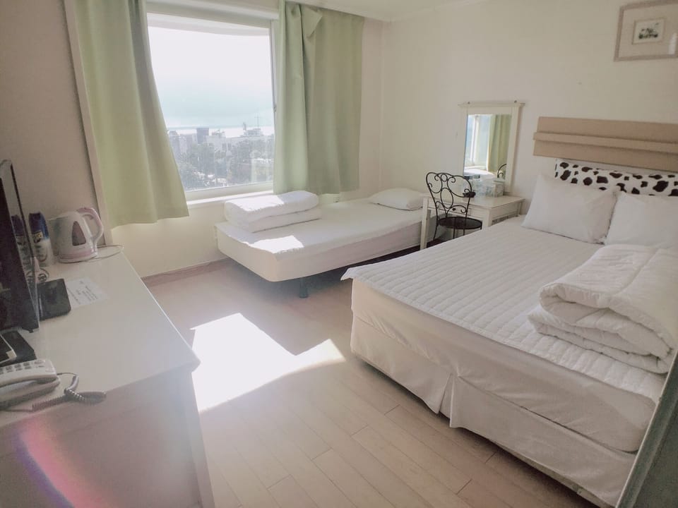 Deluxe Double Room, Ocean View | Desk, free WiFi