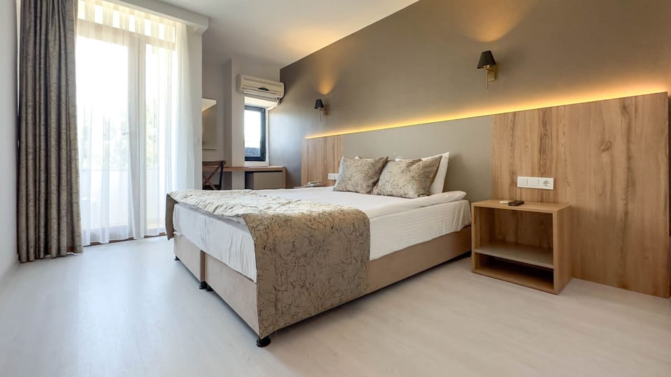 Standard Room | Premium bedding, minibar, in-room safe, desk