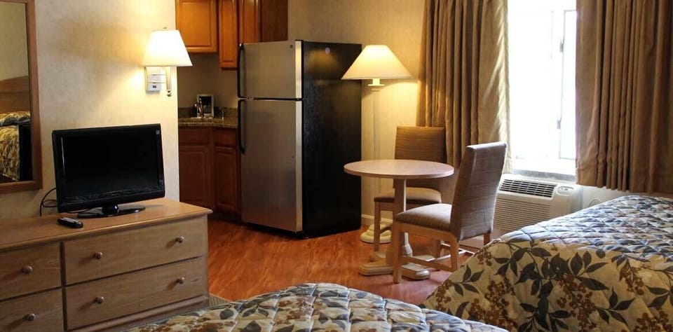 Studio 2 Queen Beds, Full Kitchen | Pillowtop beds, soundproofing, iron/ironing board, free WiFi