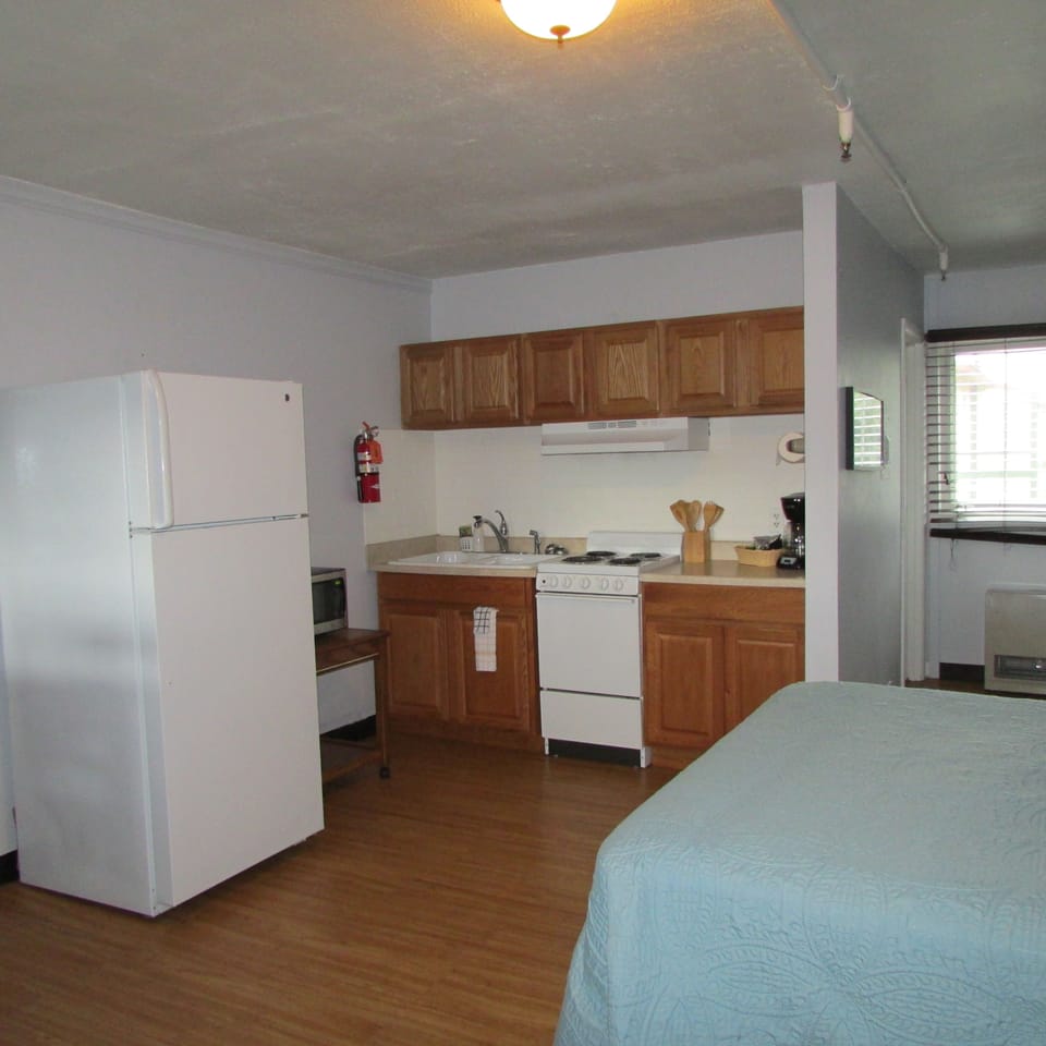 Studio Suite, 1 Queen Bed | Blackout drapes, iron/ironing board, free WiFi, bed sheets