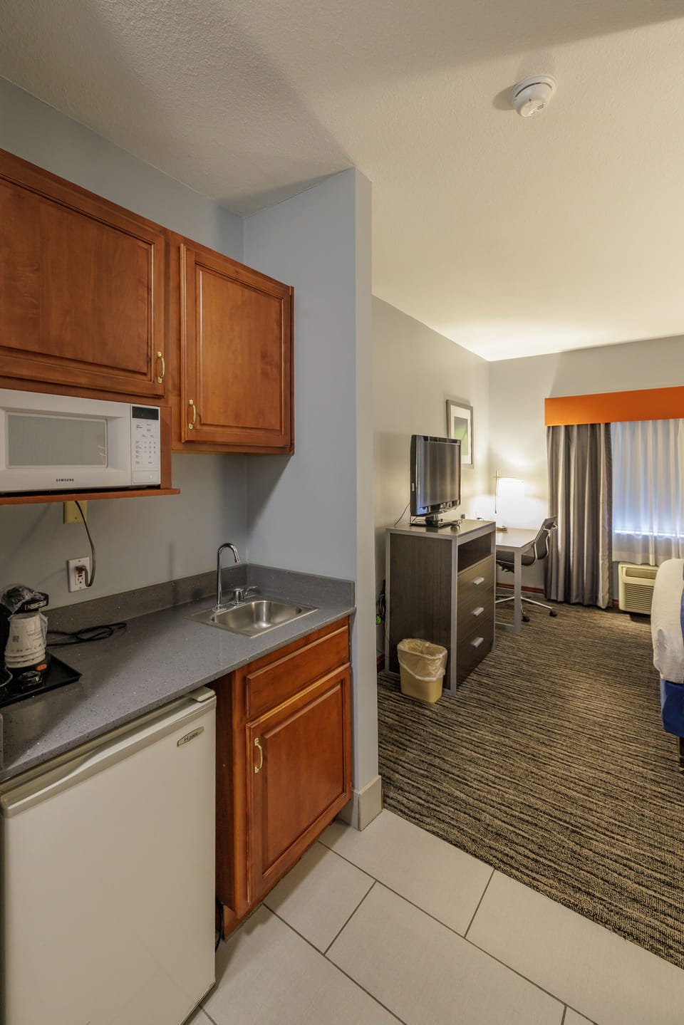 Suite, 1 King Bed, Non Smoking, Refrigerator & Microwave (Living Room;with Sofabed) | Private kitchen | Mini-fridge, coffee/tea maker