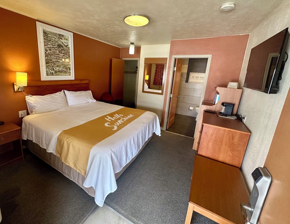 Deluxe Room, 1 King Bed, Non Smoking | Room amenity