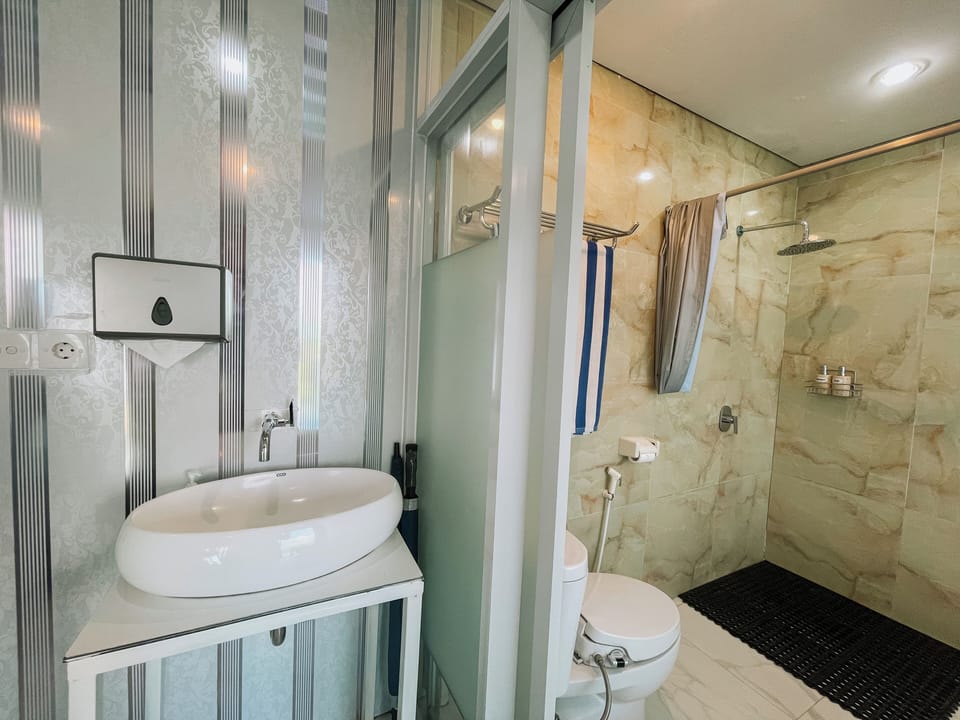 Deluxe Room | Bathroom | Shower, hydromassage showerhead, towels, soap
