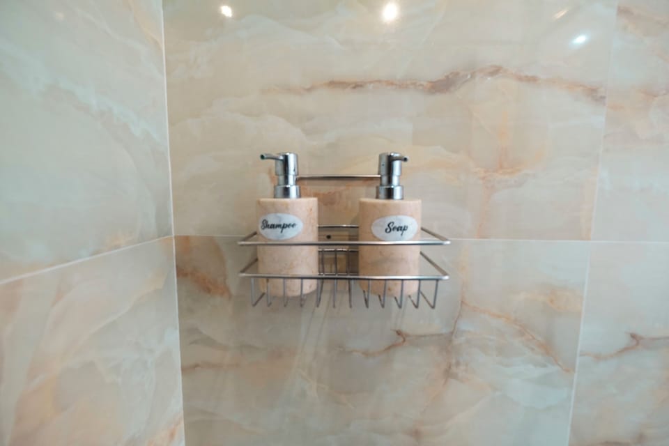 Superior Room | Bathroom | Shower, hydromassage showerhead, towels, soap