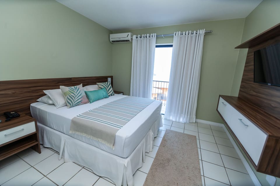 Suite Duplex | Minibar, in-room safe, blackout drapes, bed sheets