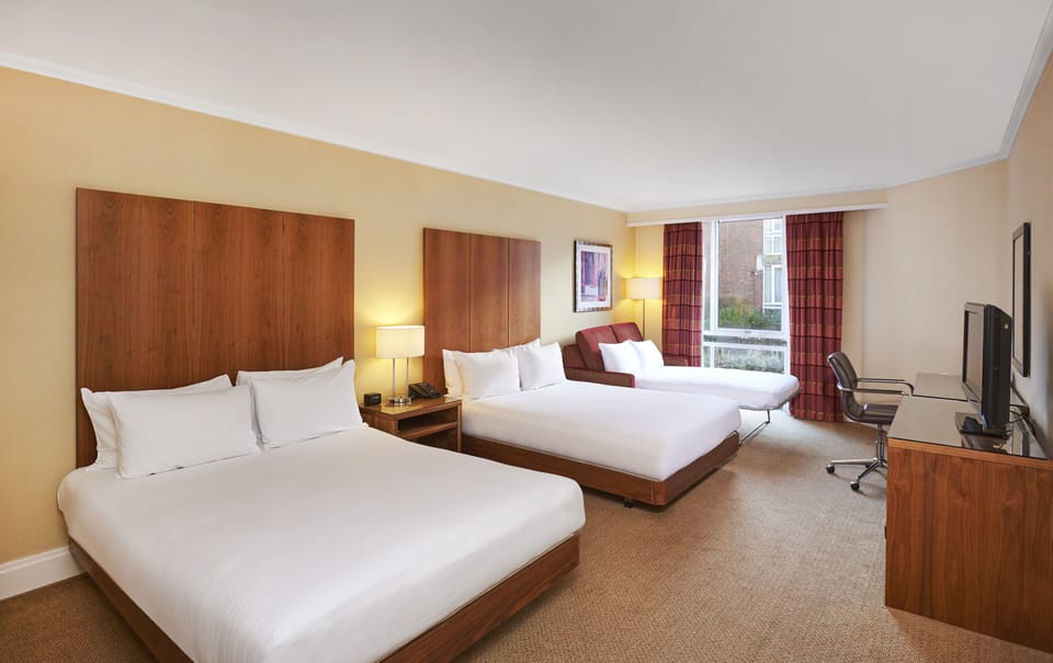 In-room safe, laptop workspace, blackout drapes, iron/ironing board