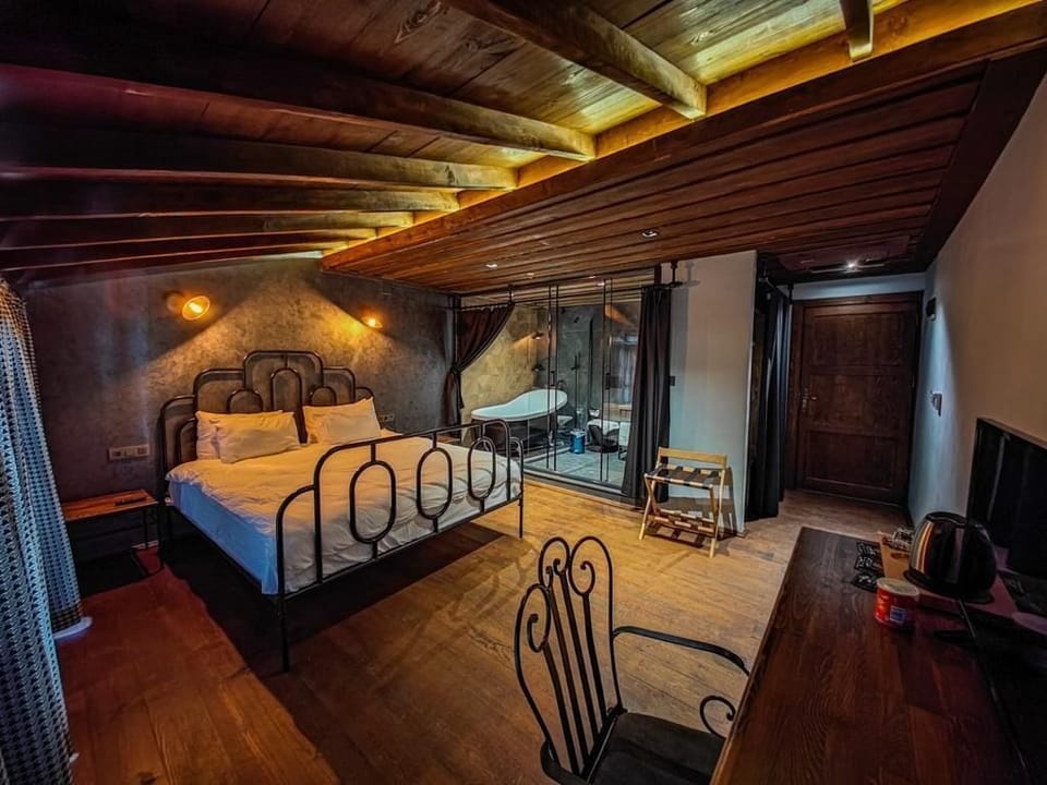 Premium Double Room | Minibar, laptop workspace, free WiFi, bed sheets