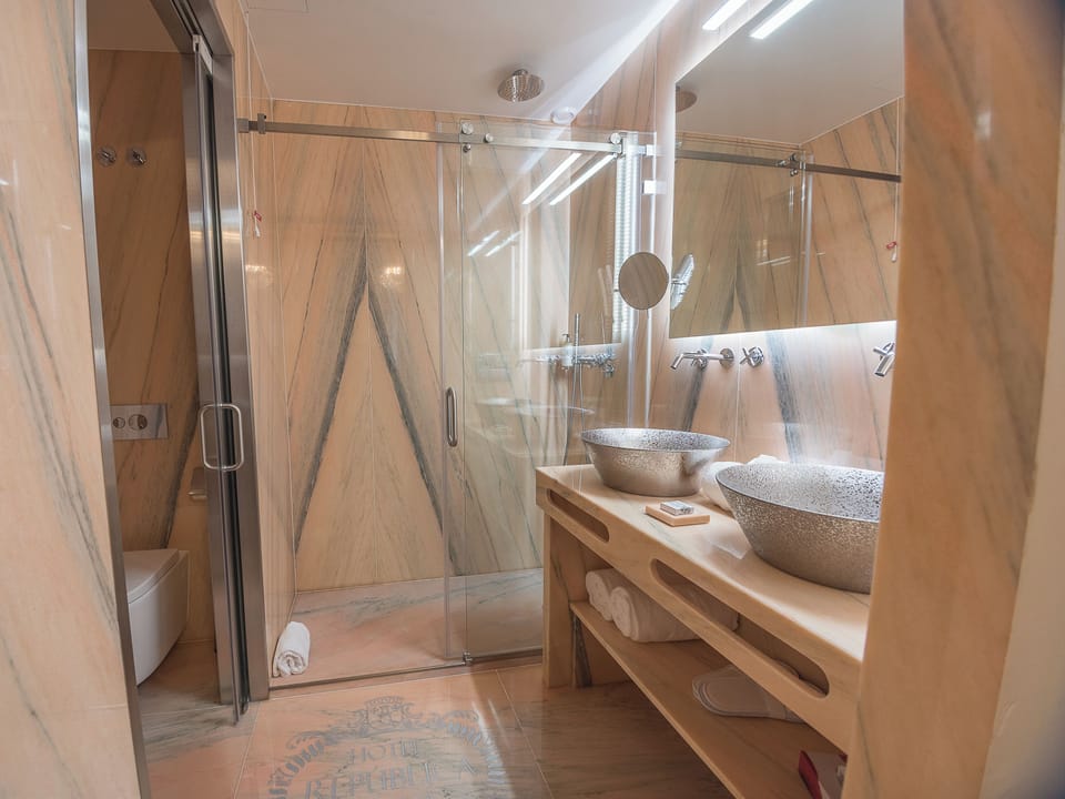 Deluxe Double Room, City View | Bathroom | Hair dryer, bathrobes, slippers, towels