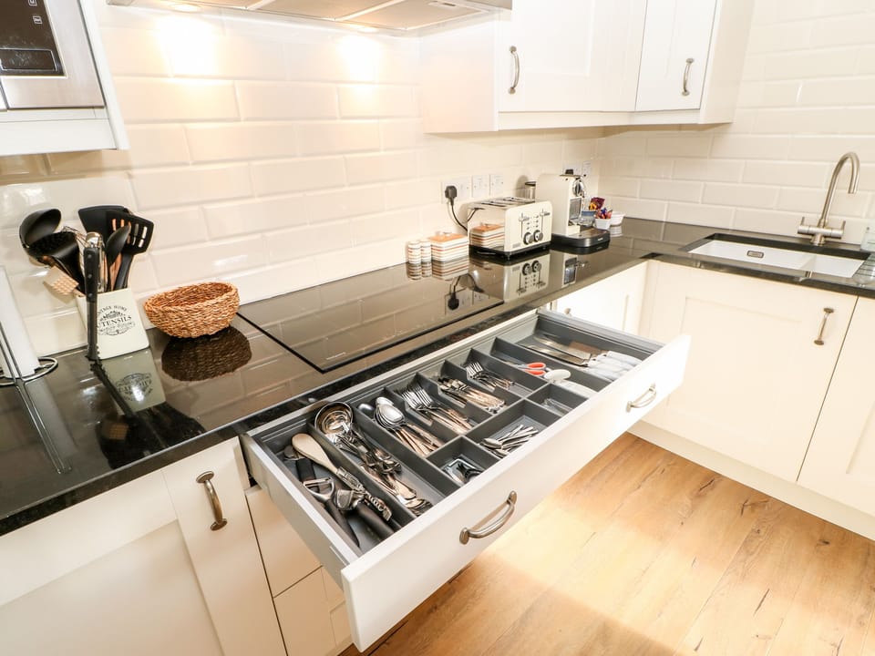 Cottage | Private kitchen | Fridge, microwave, dishwasher, electric kettle